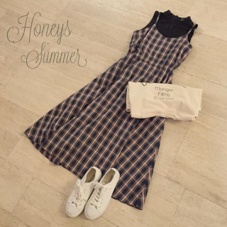 丈が長めのキャミワンピースはスニーカー合わせでカジュアルに着こなすのが気分♪　レースのハイネックをレイヤードすると今年らしい着こなしに♡