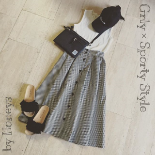 甘めコーデにはあえてのスポーティ小物を合わせてギャップ萌え♡　モノトーンなのでテイストが違うアイテムもバランスよくまとまる♪