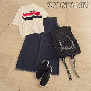 スポーツテイストな配色Tシャツをデニムのロングスカートで大人コーデにシフト♡　小物もスポーティなアイテムでまとめつつ黒で揃えて大人な雰囲気に♡