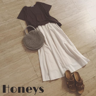 Aラインのトップスは前の裾だけインしてこなれた着こなしに♡　サンダルと夏素材のBagで抜け感のある大人なコーディネートの完成♡　トップスはUVカット・吸水速乾・接触冷感のうれしい機能付き♪