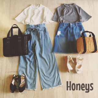 人気のハイネックブラウスを使ったリンクコーデ♡　柄のブラウスにはデニムボトムが相性抜群♪