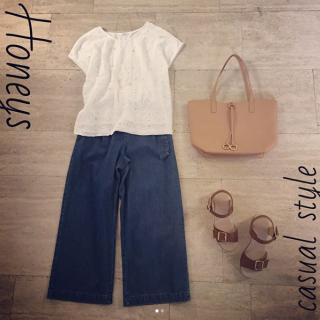 前身頃がカットワーク刺繍デザインのトップスはフレンチスリーブで上品な印象に♡　デニムワイドを合わせてキレイめカジュアルスタイルの完成♪