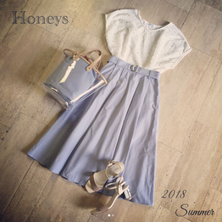 サックスブルーのフレアスカートにはカットワーク刺繍ブラウスや夏らしい小物を合わせて、清楚な爽やかフェミニンコーデに♡　プチプラに見えない高見えスタイリングでオフィススタイルにも◎