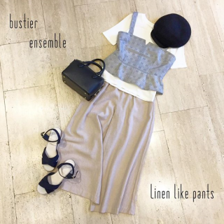 ゆったりとしたリラックス感のあるパンツは麻混の風合いが涼しげではき心地も◎　ビスチェアンサンブルを合わせれば簡単にトレンド感のあるコーデの完成♪
