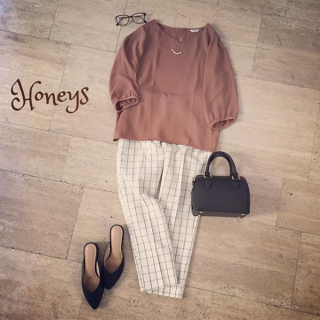 ブラウントップスを主役にしたオフィスコーデ♡白ボトムもチェック柄ならTRYしやすいのでオススメ♪