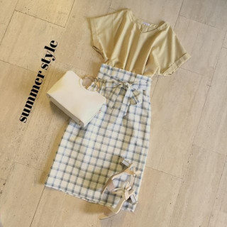 チェック柄が主役のきれいめコーデ。 ハイウエスト×抜きえりシャツでバランスよく仕上げることで高見えスタイルに。 オフィスカジュアルとしても○