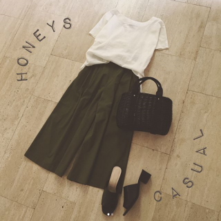 綿麻素材のブラウスは後ろ衿ぐりがリボンになっている大人可愛いデザイン♡　チノ素材のガウチョパンツを合わせてシンプルなのに可愛い大人カジュアルスタイルに♪