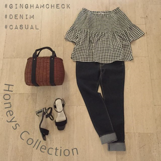 ギンガムチェックのブラウスは首回りのデザインがシャーリングになっているのでオフショルでも着られる2Way仕様♡　スキニーデニムを合わせてちょっと大人なスタイリングに♡