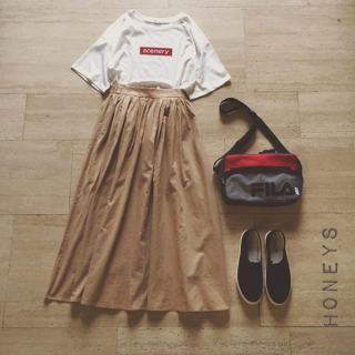 ボックスロゴのTシャツはゆるめなサイズ感がGood！　￥980とプチプラなのにUVカット・吸水速乾のうれしい機能付き♪　ロングスカートを合わせて大人カジュアルな印象に♡