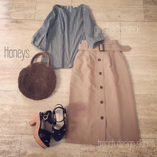 ボリューム袖が可愛いブラウスはギンガムチェックを選ぶと今年らしい着こなしに♡　前釦がポイントのタイトスカートを合わせて大人なトレンドスタイルに♪