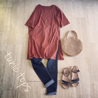 体形カバーも出来ちゃうチュニック丈のTシャツはタッセルのネックレス付き♡　スリット入りなので長め丈でも動きやすい♪