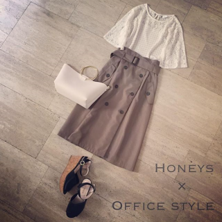 レースとドットの合わせが可愛いブラウスでオフィスコーデ♡　アイボリー×カーキのアースカラーの合わせがポイント♪