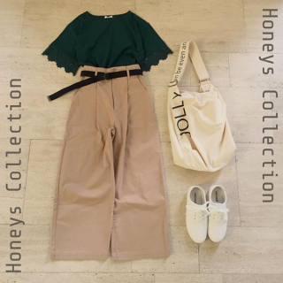 袖口にレースを使ったTシャツはシンプルな大人カジュアルスタイルにぴったり♪　チノワイド+スニーカーで大人可愛いカジュアルコーデの完成♡