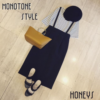 大人可愛いモノトーンコーデには、マスタードカラーのバッグを差し色に。　ドットチュールのサンダルやキャスケットなど小物使いで差をつけて♪