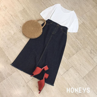 夏らしい柄が施されたホワイトのブラウスは、綿素材で着心地も◎　トレンドの小物を合わせてカジュアルなタウンスタイルに。