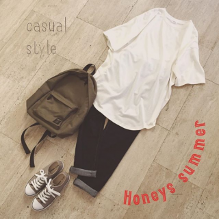 暑い夏は白いTシャツがGood！　ゆったりサイズの白チュニックTシャツにスキニーを合わせた大人カジュアルスタイルで厚さを乗り切ろう！