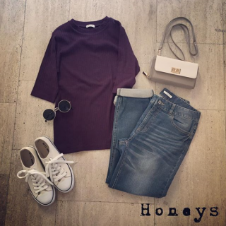 パープルのトップスを主役にした夏のお出かけコーディネート♡　ボトムはデニムを合わせてシンプルにスタイリング♪