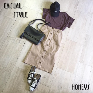 大人っぽくなりがちなナロースカートはカジュアルな素材感と前ボタンデザインで着やすく。袖にデザインのあるトップスを合わせることでワンツーコーデでもおしゃれ感が出て◎