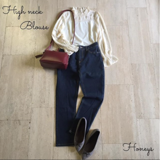 甘い印象のハイネックブラウスはデニムに合わせてカジュアルに♡　袖や胸元の程よいシースルー具合が◎　小物に柄やカラーをさして♪