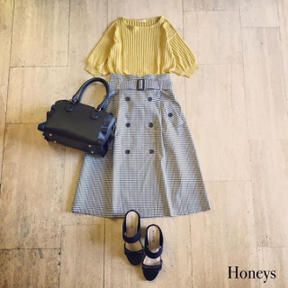 モノトーンコーデの差し色には夏に映えるイエローを合わせて明るい印象に。　フリル付きのバッグやドットチュールのサンダルを合わせて甘めにスタイリング♡