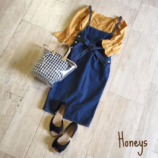 デニムのジャンスカもタイトシルエットなら大人可愛く着こなせちゃう♪　デコルテが綺麗に見えるスクエアネックのブラウスを合わせてスタイルアップ！