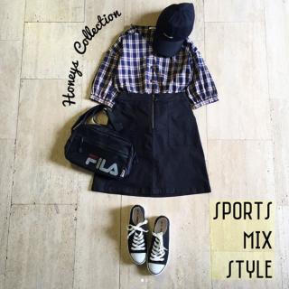 ふっくら袖がかわいいチェック柄ブラウスを主役にスタイリング♡　スポーティな小物を合わせて、あえてストリートっぽくに着こなすのがおすすめ♪　ボリューム×ミニマムなシルエットもスタイルアップのカギ！