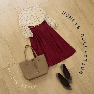 花柄ハイネックブラウスで通勤コーデ♡　ボトムは花柄で使っている色を合わせるとスッキリまとまるのでオススメ♪