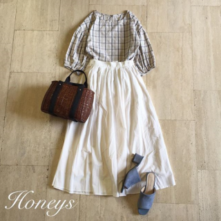 ボリューム袖のシルエットがかわいいブラウスはベージュベースのチェック柄×ホワイトのスカートでナチュラルにスタイリング。　足元にカラーをさしてアクセントに。