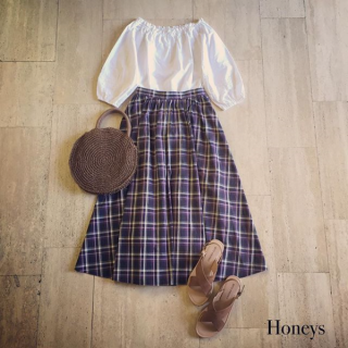 オフショルダーとしても使えるスモックブラウスは綿素材で優しい印象。　落ち着いたパープルのチェック柄なら大人も着やすい◎　ナチュラルな小物を合わせて夏の避暑地スタイルに。