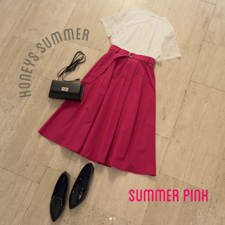 暑い夏は元気カラーのボトムに涼し気レーストップスで決まり☆　袖のレース部分でちょっと肌見せも出来て女子力アップ︎♡