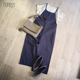 オールインワンならワンツーコーデもおしゃれに。袖がアクセントになったインナーは吸水速乾・UVカットの機能素材が嬉しい♡　シーズンを先取りした小物使いもポイントに。