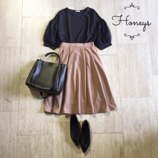 チュール使いのふんわり袖がかわいいプルオーバーはオンにもオフにも◎　スカートはチェック柄ジャガードのカットソー素材で、軽くて履きやすい♪