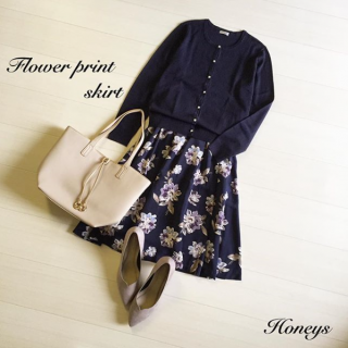 華やかな花柄スカートは同色のトップスでシンプルにコーディネート。 　カーデの釦は人気のパール使いで上品な印象。