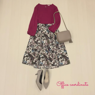 ビビットカラーのトップスに花柄スカートを合わせて大人かわいいスタイリングに♡