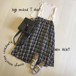 モノトーンカラーで見せる晩夏コーデ♡　まだまだ暑いこの時期はダークベースのチェック柄で秋を意識しつつ、トップスはシロを選んで爽やかに♪