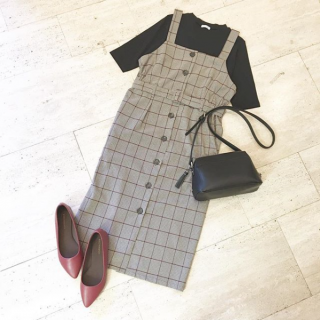 秋を意識したチェック柄ジャンスカコーデ。　小物の色を洋服とリンクさせて全体的にレトロガーリーに♡　大人も着こなしやすい長めの丈がうれしい♪