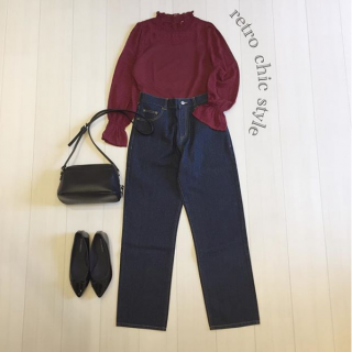 フェミニンな印象のハイネックプルオーバーはストレートデニムを合わせてカジュアルに♪　ボルドーカラーが新鮮♡　シースルーなので重い印象にならないのが嬉しい◎