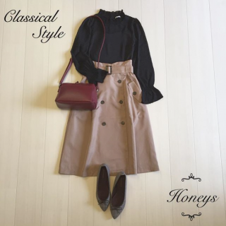 ハイネックプルオーバー×フレアスカートでレディライクにスタイリング♡胸元と袖がシースルーなので晩夏にぴったり。　チェック柄のシューズやレトロ感のあるポシェットでクラシカルな雰囲気を演出♪