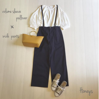 ふっくらボリューミーなチュール使いの袖がポイントのプルオーバーは、一枚でサマになる！　ベイカーパンツを合わせて着こなしやすく♪