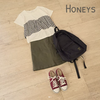 カーキ×エンジで作るHoneysコーデ♡　ビスチェを重ね着しているように見えるTシャツは1枚でコーデが決まる優れもの♪　ボトムはシンプルに台形スカートで合わせるのもGood！