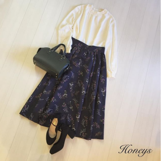 パープル系の花柄が新鮮なフレアスカートは ハイネックのブラウスを合わせて上品にスタイリング。 スカートはトレンドの長め丈が◎