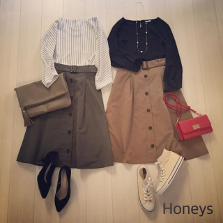 前釦がポイントのフレアスカートをキレイめ＆カジュアルに着こなし♡　ブラウスコーデはジャケットを合わせたら通勤スタイルとしてもGood！　カジュアルコーデはトップスとTシャツに替えてもOK！　どちらの着こなしもオススメ♡