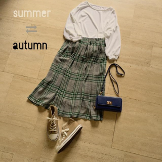 秋先取りなチェック柄スカートはシフォン素材なので重くなりすぎず今から着られる優れものアイテム♡　白トップス合わせで爽やかな印象に♡　トップスの色を黒などに変えると印象も秋らしくなるのでオススメです♡