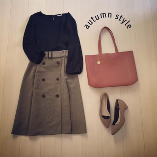 チェック柄のトレンチスカートでキレイめコーデ♡　スカートにトレンドの要素が盛り込まれてるので合わせのアイテムはシンプルにするのもポイント♡