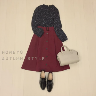 小花柄が可愛いハイネックブラウスは釦使いデザインのスカートに合わせて大人ガーリースタイルに♡　足元はマニッシュシューズを合わせて甘さをおさえたスタイリングに♪
