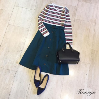 秋ならではのカラーで魅せるフェミニンスタイル。 トレンドの色を加えるだけで新鮮な印象に。 ニットはふわっと軽くモチモチした素材感で着心地も◎