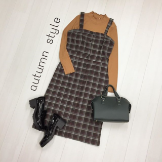ブラウン系のチェック柄が新鮮なジャンスカでガーリーにスタイリング♡ 　存在感のあるジャンスカならワンツーコーデでもオシャレにきまる♡