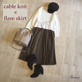 薄手のふんわりケーブル柄ニットは軽くて着心地がよいのがうれしい♡ 　スエード調のスカートを合わせた秋ならではの大人可愛いスタイリングに♪