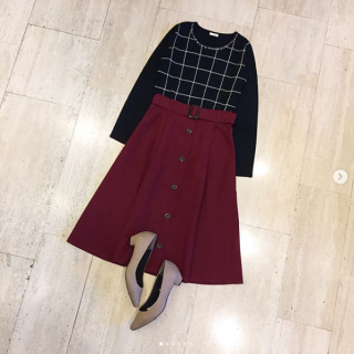ビジュー付きニットコーデのご紹介♡ 　コンパクトなサイズ感と華やかなビジュー使いが上品なニットは オフィスやデート、ちょっとしたお出かけにぴったり。 　フレアスカートに合わせるだけでもおしゃれ感が出て◎