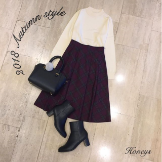 チェック柄スカートを大人っぽくスタイリング。　肌触りの良いシンプルニットはプチプラで何枚も欲しくなる♡　足元はシンプルなブーツを合わせてきれいめに。